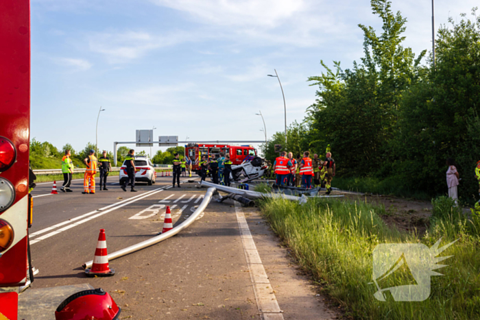 Auto belandt op zijn kop na ongeval, traumateam ingezet