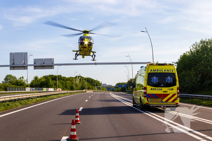 Auto belandt op zijn kop na ongeval, traumateam ingezet