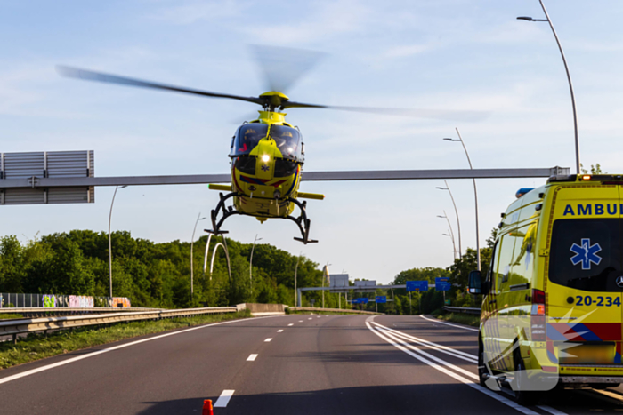 Auto belandt op zijn kop na ongeval, traumateam ingezet