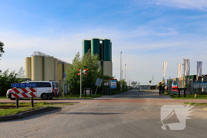 Persoon gered uit silo met beton