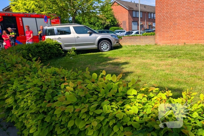 Automobilist verliest macht over het stuur en raakt muur
