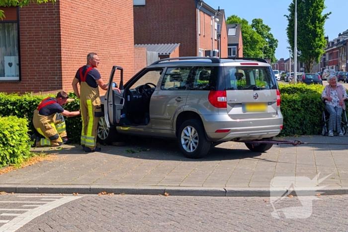 Automobilist verliest macht over het stuur en raakt muur