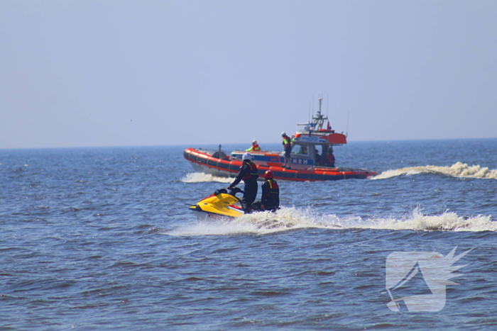 Zoekactie naar vermiste persoon op strand