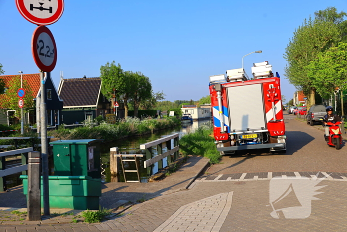 Brandweer houdt woonboot in de gaten na water maken