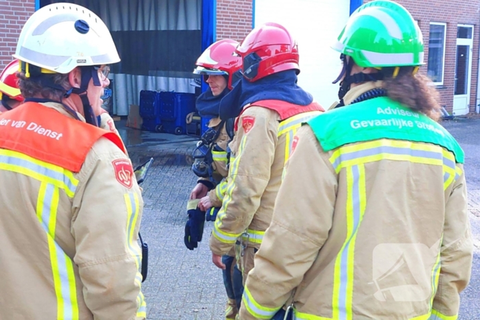 Forse rookwolken bij grote brand in autogarage