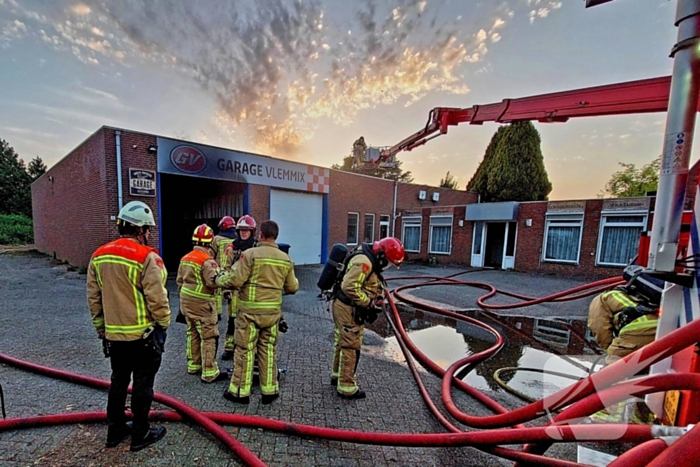 Forse rookwolken bij grote brand in autogarage
