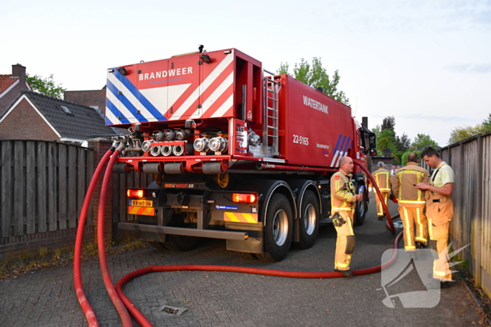 Forse rookwolken bij grote brand in autogarage