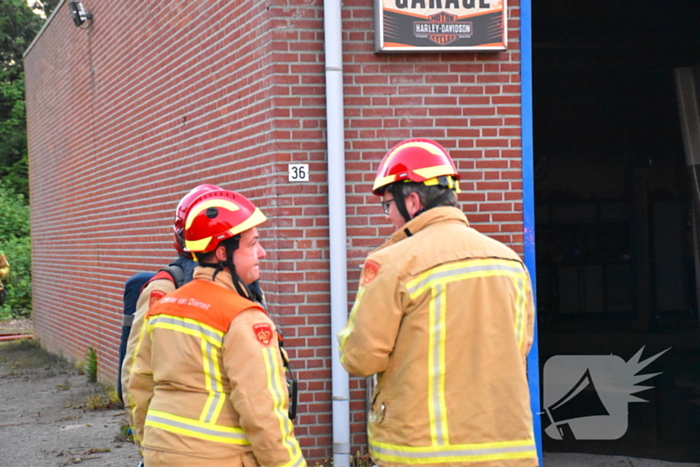 Forse rookwolken bij grote brand in autogarage