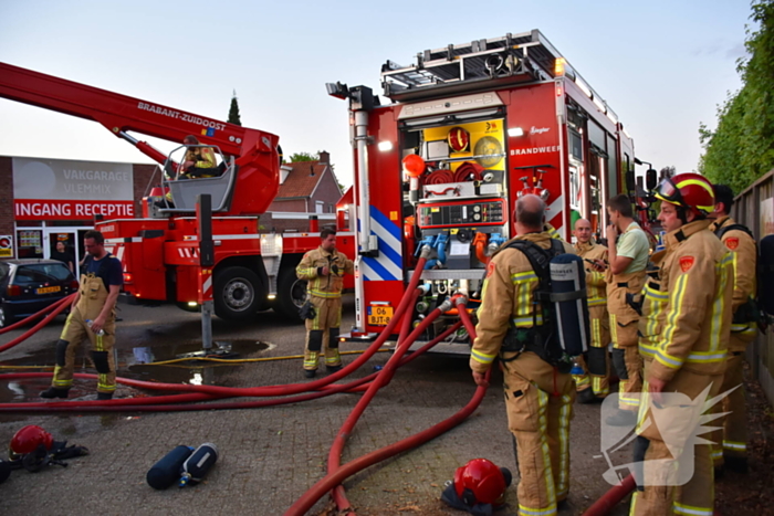 Forse rookwolken bij grote brand in autogarage