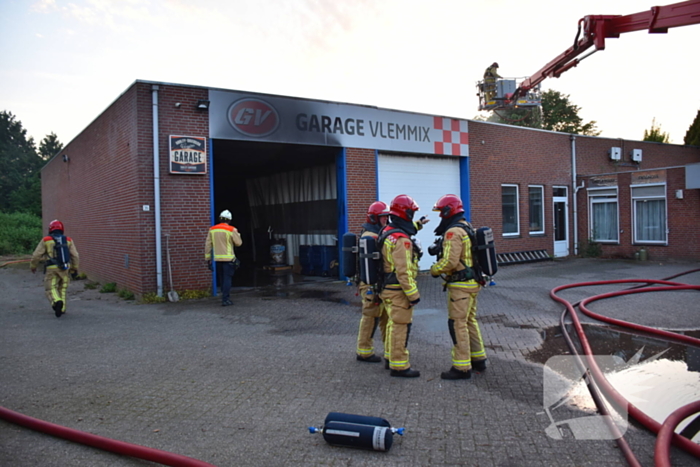 Forse rookwolken bij grote brand in autogarage