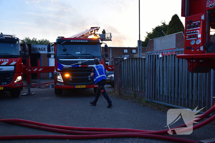 Forse rookwolken bij grote brand in autogarage
