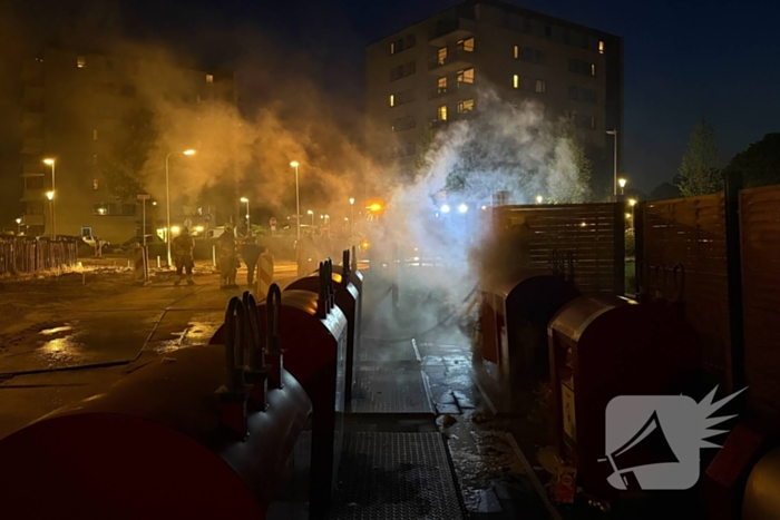Brand in en naast ondergrondse container