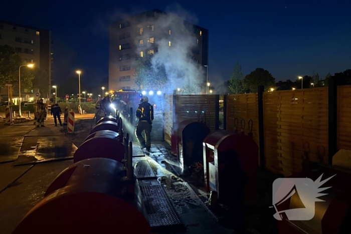 Brand in en naast ondergrondse container
