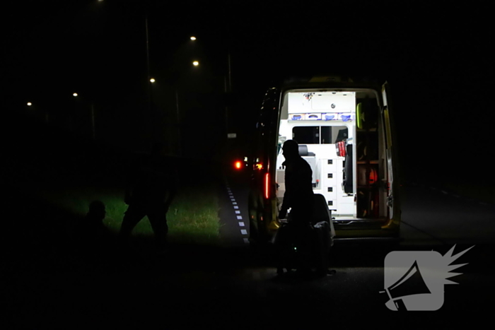 Scooterrijder belandt onderaan dijk