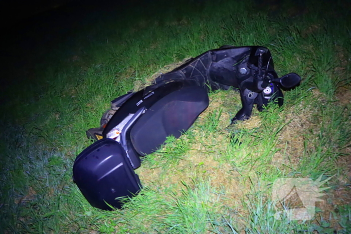 Scooterrijder belandt onderaan dijk