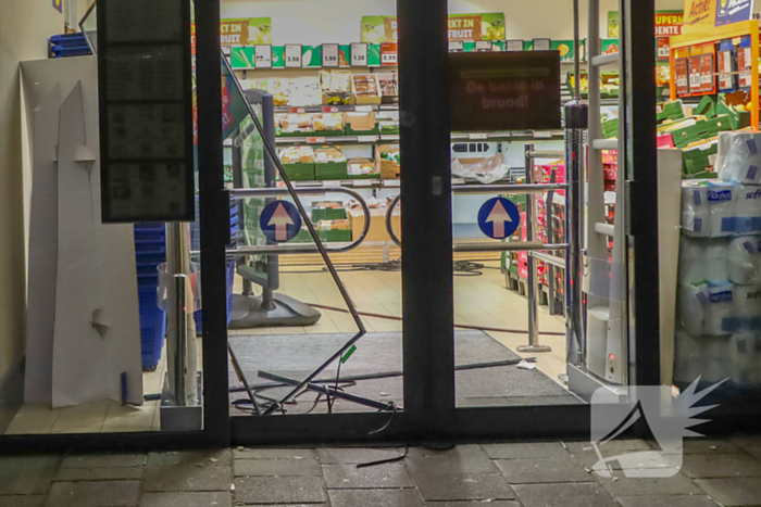 Deur uit sponning geblazen door explosie