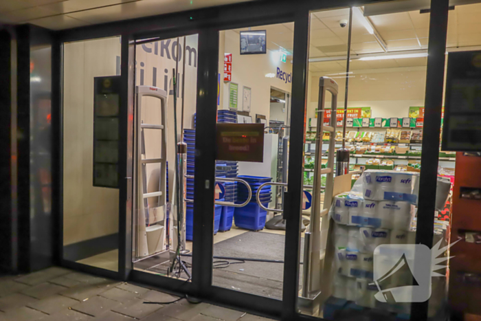 Deur uit sponning geblazen door explosie