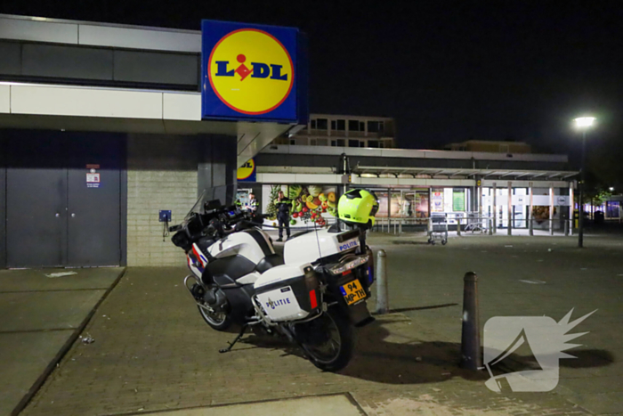 Deur uit sponning geblazen door explosie