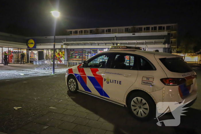 Deur uit sponning geblazen door explosie