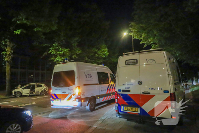 Auto vliegt in brand na aanrijding tijdens politieachtervolging