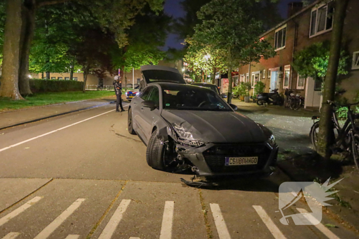 Auto vliegt in brand na aanrijding tijdens politieachtervolging