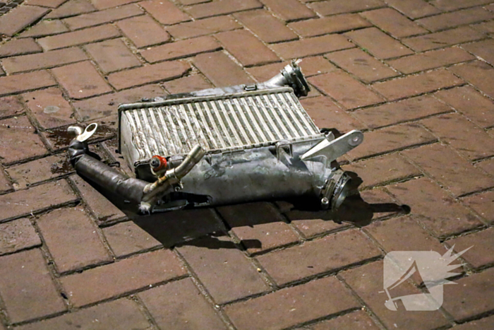 Auto vliegt in brand na aanrijding tijdens politieachtervolging