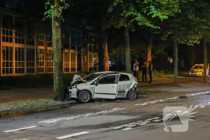 Auto vliegt in brand na aanrijding tijdens politieachtervolging