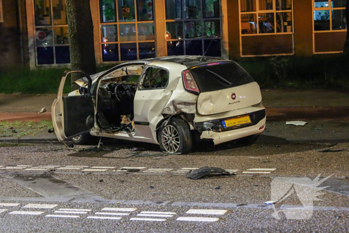 Auto vliegt in brand na aanrijding tijdens politieachtervolging