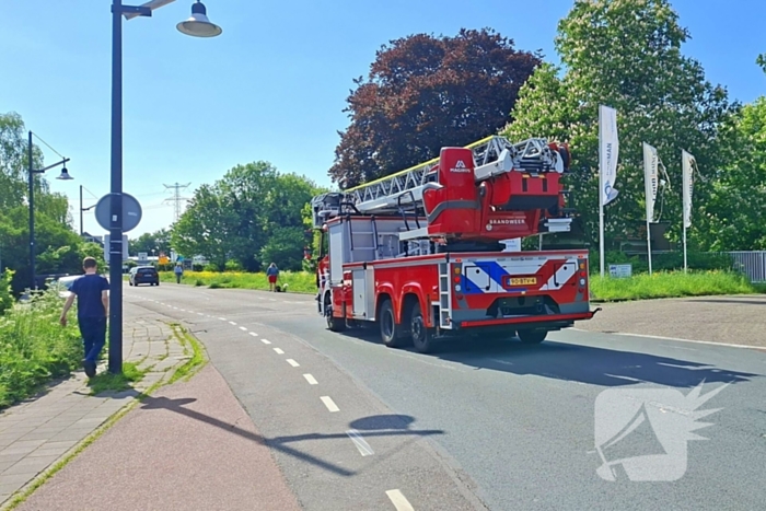 Brandweer druk bezig met brandbestrijding bij voedselfabrikant