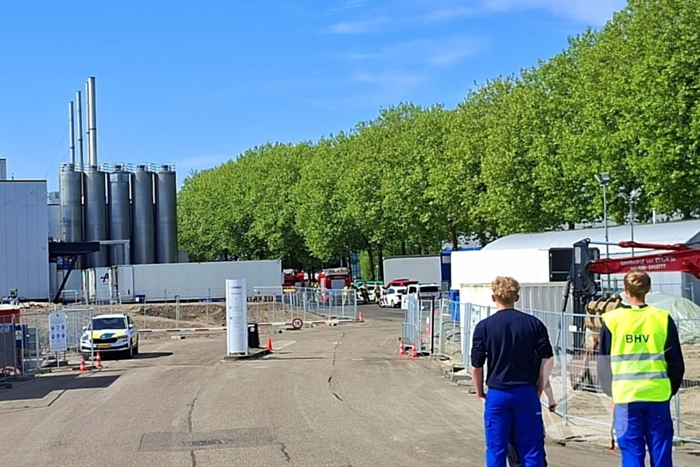 Brandweer druk bezig met brandbestrijding bij voedselfabrikant