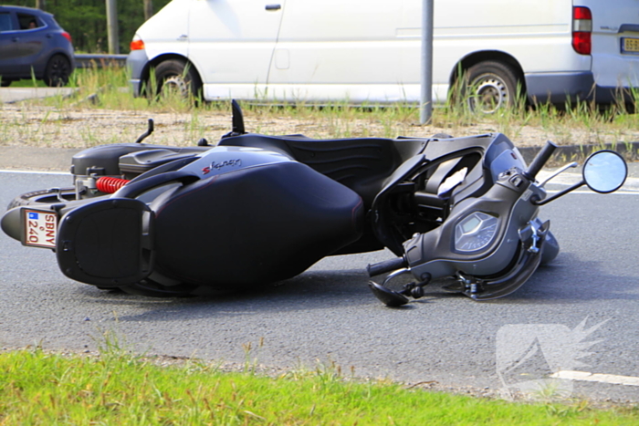 Twee gewonden na botsing met scooter
