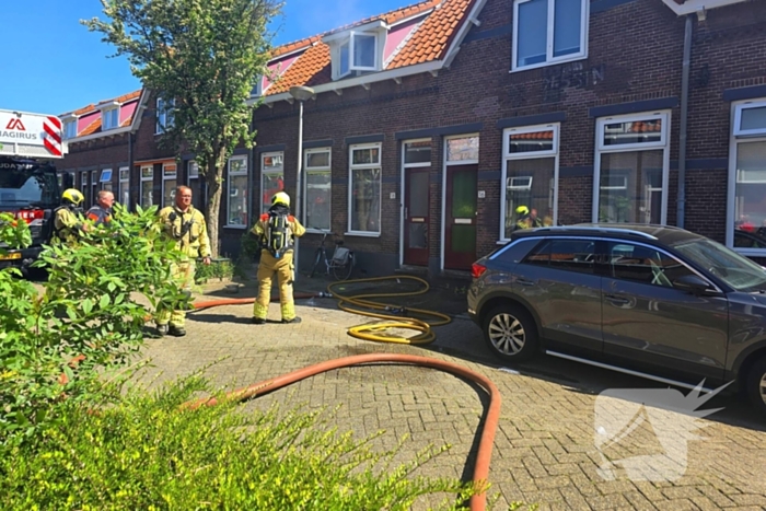 Brandweer slaat raam in wegens brand