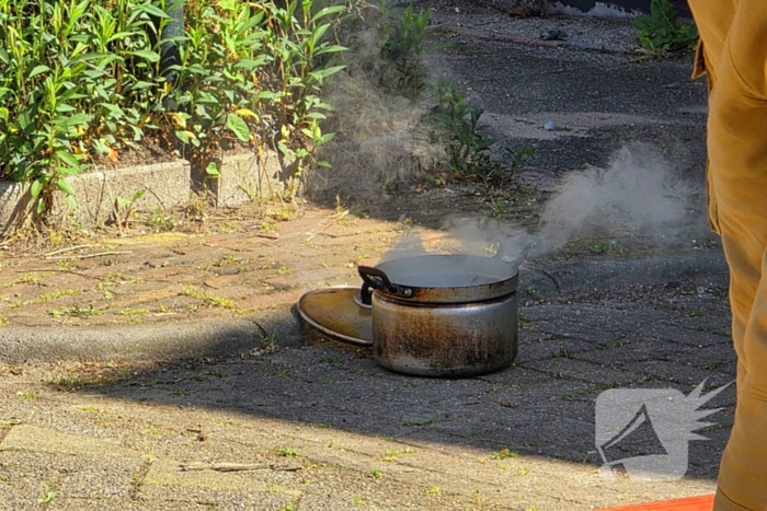 Brandweer slaat raam in wegens brand