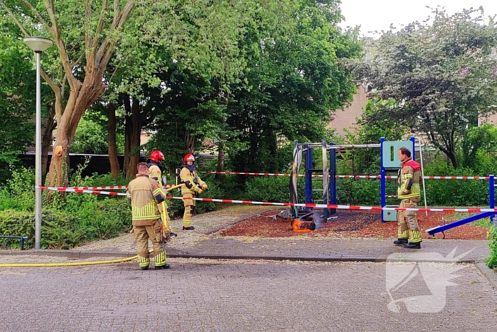 Buurtbewoners proberen brand te blussen