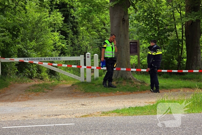 Overleden persoon aangetroffen in bosgebied