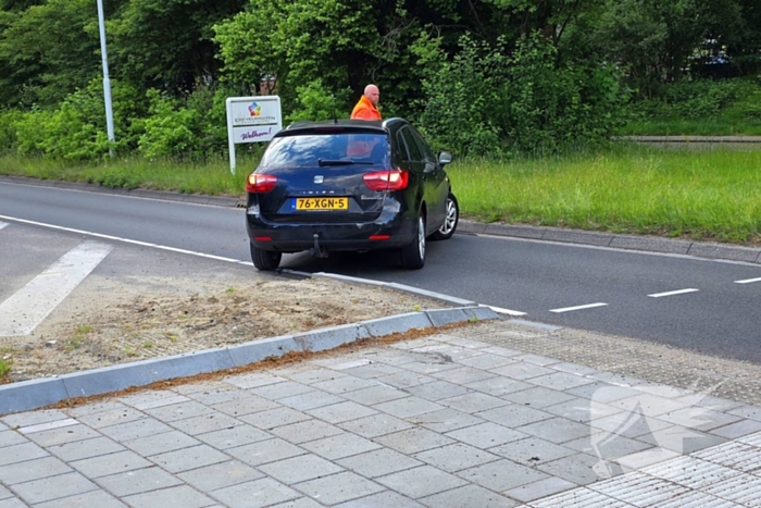 Automobilist neemt bocht te kort en botst