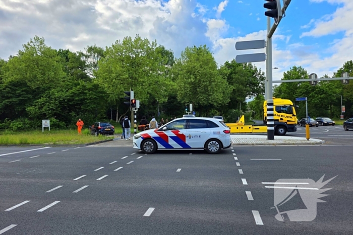 Automobilist neemt bocht te kort en botst