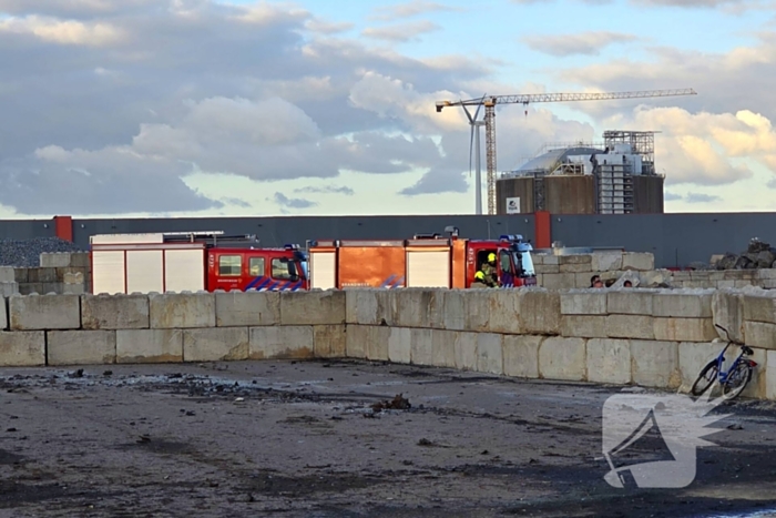 Hoop met korrels gemalen rubber vat vlam