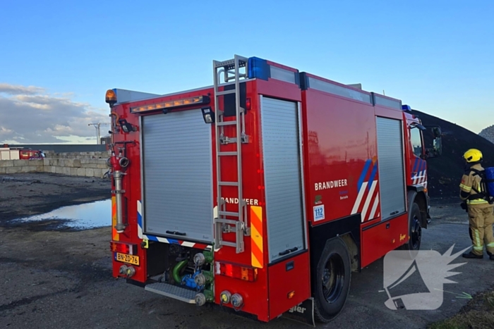 Hoop met korrels gemalen rubber vat vlam