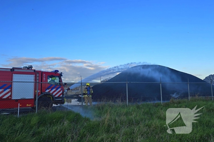 Hoop met korrels gemalen rubber vat vlam