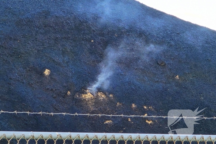 Hoop met korrels gemalen rubber vat vlam