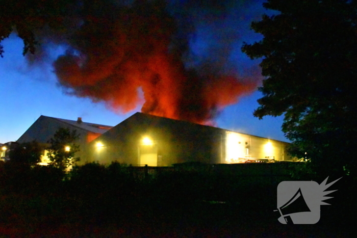 Grote uitslaande brand in loods