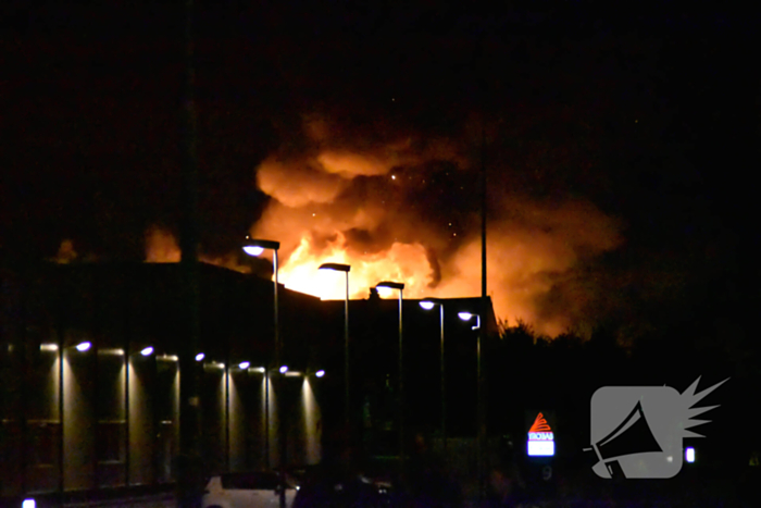Grote uitslaande brand in loods