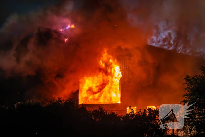 Grote uitslaande brand in loods