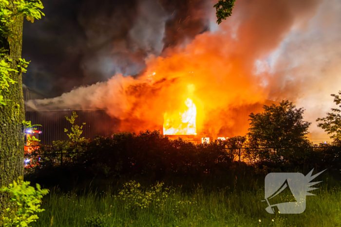 Grote uitslaande brand in loods