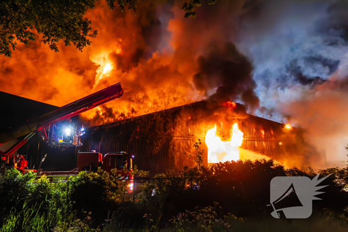 Grote uitslaande brand in loods
