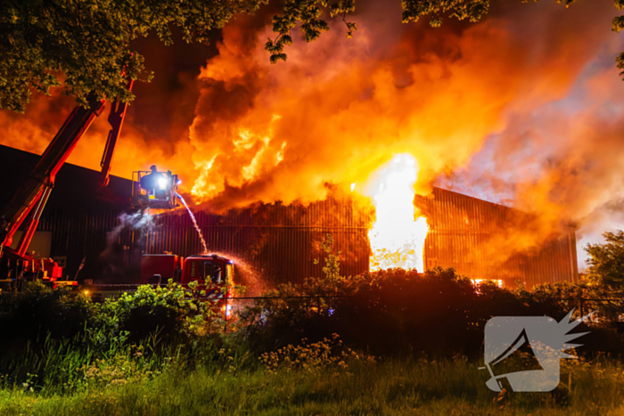 Grote uitslaande brand in loods