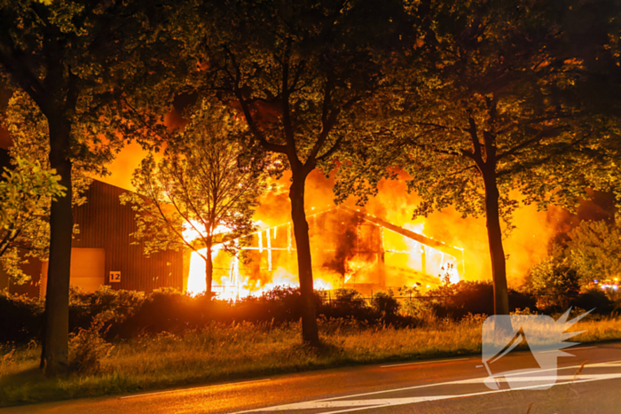 Grote uitslaande brand in loods