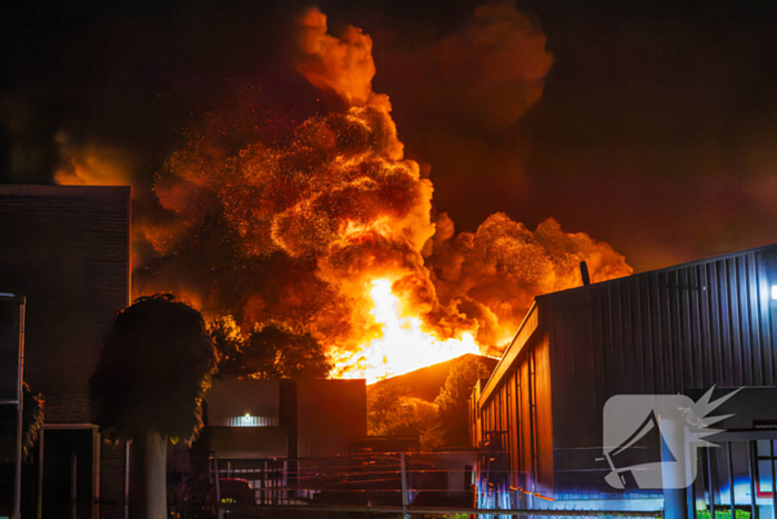 Grote uitslaande brand in loods