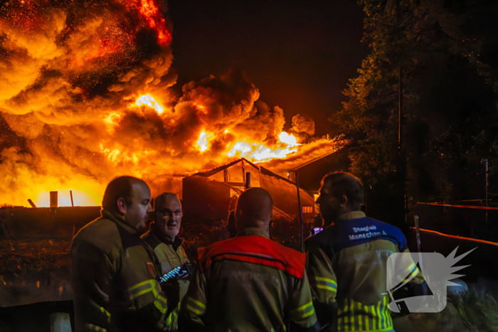 Grote uitslaande brand in loods